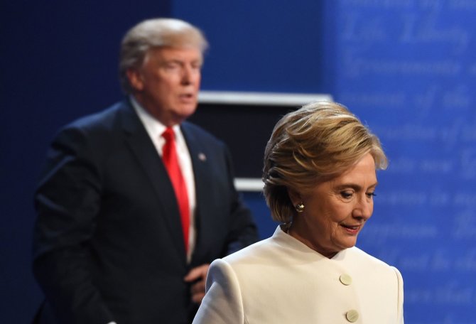 AFP/„Scanpix“ nuotr./Donaldas Trumpas ir Hillary Clinton paskutiniuosiuose prezidentiniuose debatuose 2016 metais