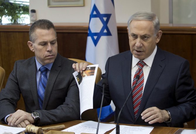 „Reuters“/„Scanpix“ nuotr./Giladas Erdanas (kairėje) ir Benjaminas Netanyahu