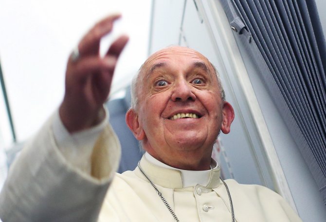 „Reuters“/„Scanpix“ nuotr./Popiežius Pranciškus kalba žurnalistams grįžtant iš apaštališkos kelionės  