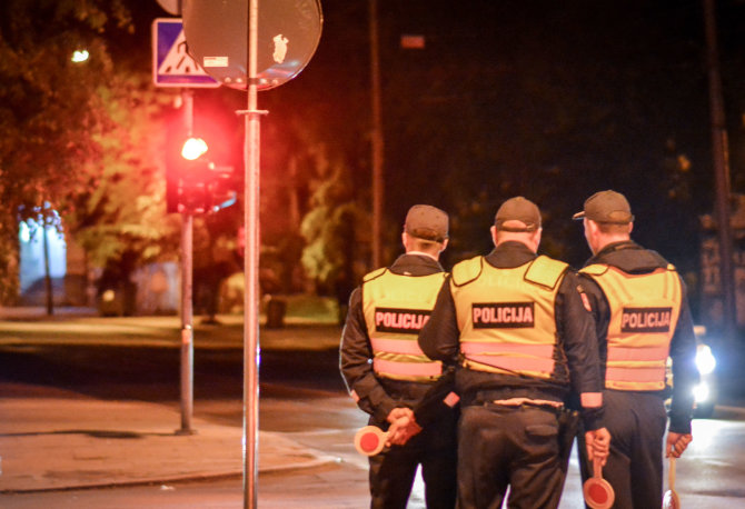 Viktorijos Savickos nuotr./Per naktinį reidą Vilniuje įkliuvo neblaivi dviratininkė