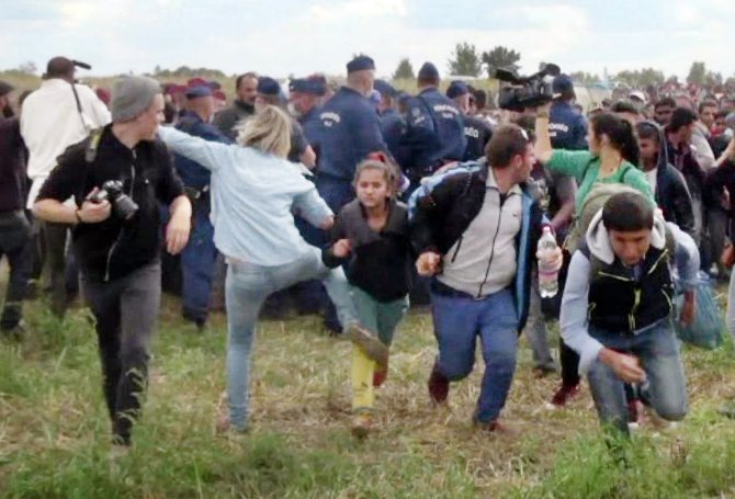 AFP/„Scanpix“ nuotr./Vengrų operatorė apspardė pabėgėlius