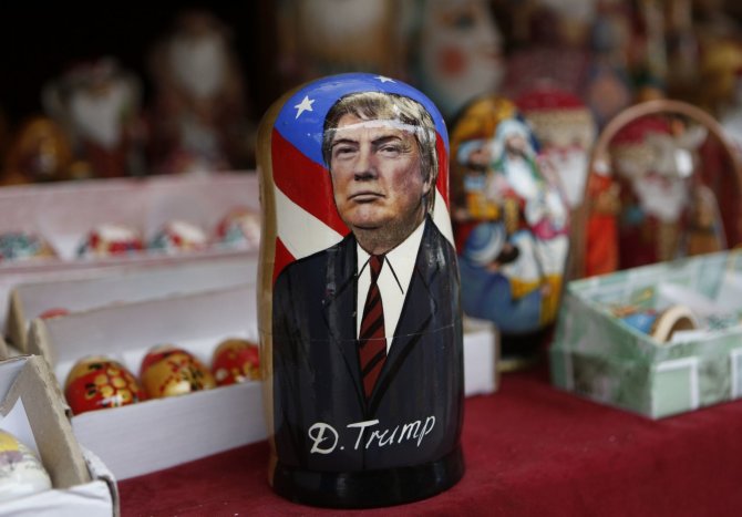 „Scanpix“/AP nuotr./Donaldo Trumpo atvaizdo suvenyras Kijeve