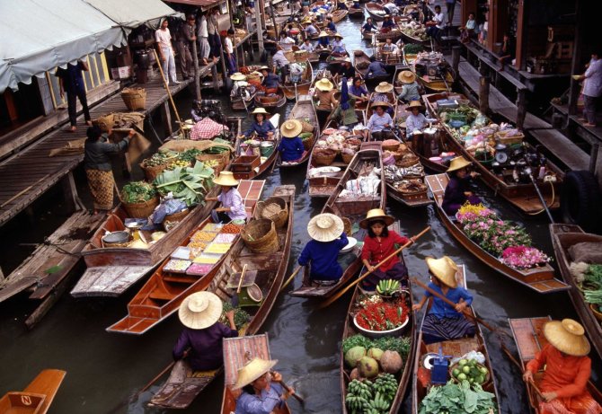 Tailando turgus ant plaustų