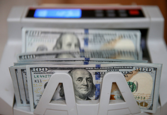 „Reuters“/„Scanpix“ nuotr./Ukrainos politikai namuose laiko didžiules sumas grynųjų JAV doleriais ir eurais