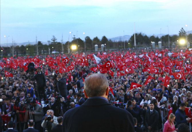 „Scanpix“/AP nuotr./R.T.Erdoganas kreipėsi į tūkstančius savo šalininkų
