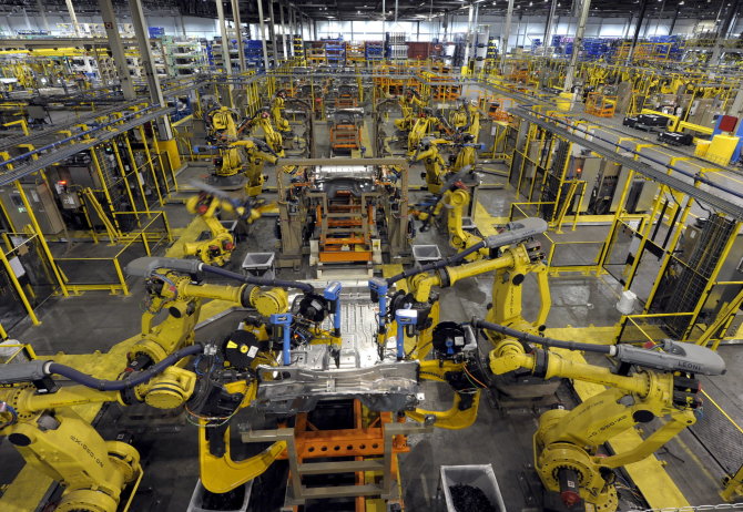 „Reuters“/„Scanpix“ nuotr./Robotai automobilių gamykloje