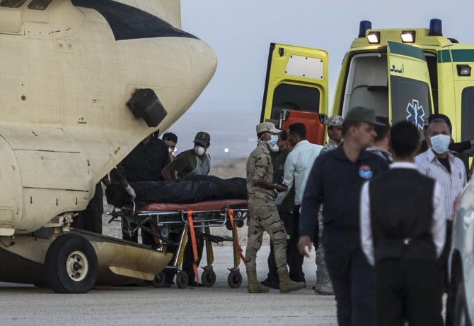 AFP/„Scanpix“ nuotr./Egipto paramedikai krauna mirusiųjų kūnus į karinį lėktuvą
