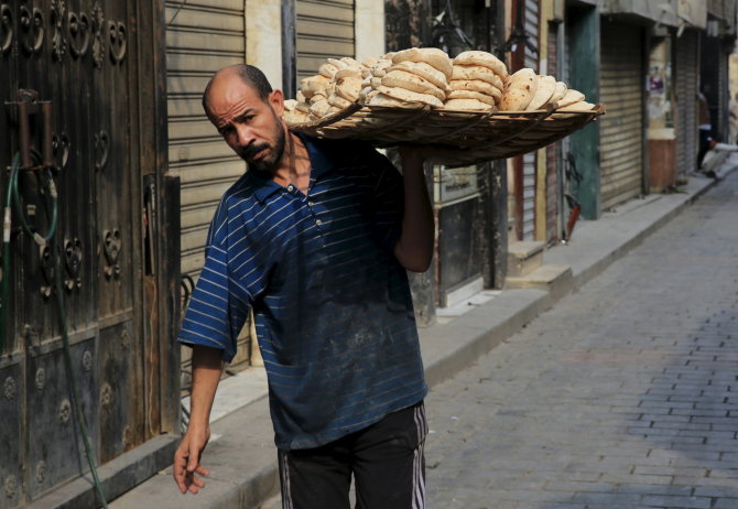 „Reuters“/„Scanpix“ nuotr./Duonos pardavėjas Kaire