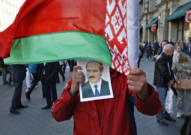 „Scanpix“/AP nuotr./Vyras palaikantis A. Lukašenką