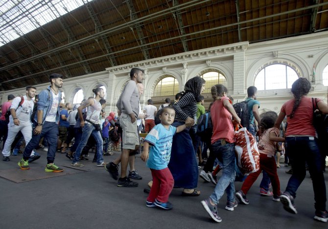 AFP/„Scanpix“ nuotr./Pabėgėliai traukinių stotyje
