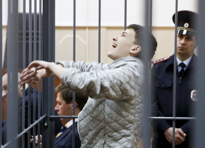 „Reuters“/„Scanpix“ nuotr./Gegužės 6 diena. Rusijoje kalinama Nadežda Savčenko juokiasi klausydamasi teismo pareiškimų