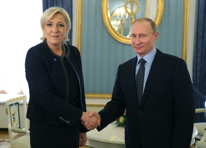 „Scanpix“/AP nuotr./Marine Le Pen ir Vladimiras Putinas Kremliuje
