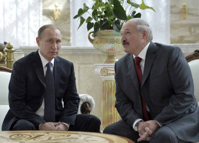 „Reuters“/„Scanpix“ nuotr./Vladimiras Putinas ir Aliaksandras Lukašenka Minske 