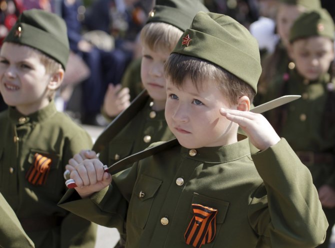 „Reuters“/„Scanpix“ nuotr./Vaikų kariuomenės paradas Rostove prie Dono