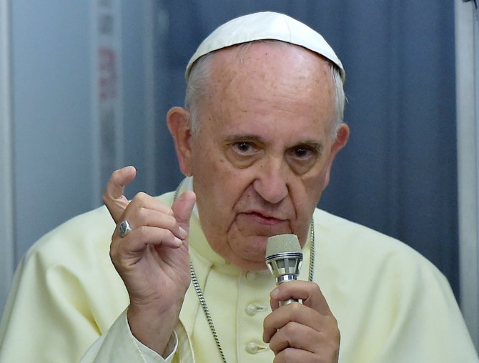 AFP/„Scanpix“ nuotr./Popiežius Pranciškus kalba žurnalistams grįžtant iš apaštališkos kelionės  