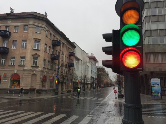 Juliaus Kalinsko/15min.lt nuotr./Penktadienį Gedimino pr. šviesoforai „įjungė“ trispalvę.