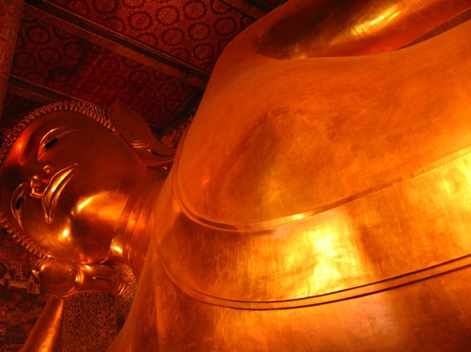 Godos Juocevičiūtės nuotr./Didžiausia Tailande Gulinčiojo Budos statula – Wat Pho šventykloje 
