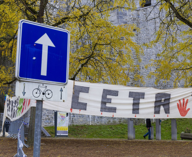 „Scanpix“/AP nuotr./Plakatas prieš CETA prie Valonijos parlamento 