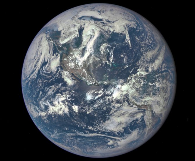 NASA/Discovr nuotr./Žemės nuotrauka, daryta už milijono mylių esančiu palydovu „Deep Space Climate Observatory“