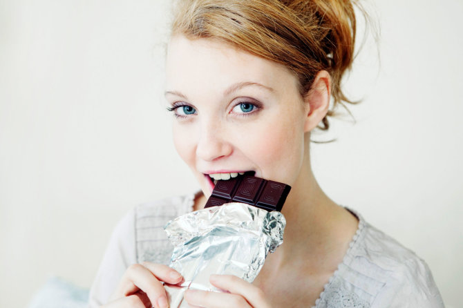 Vida Press nuotr./Moteris valgo šokoladą