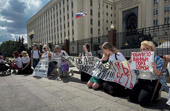 AFP/„Scanpix“ nuotr./Prie Rusijos gynybos ministerijos moterys protestavo prieš vyrų šaukimą į kariuomenę