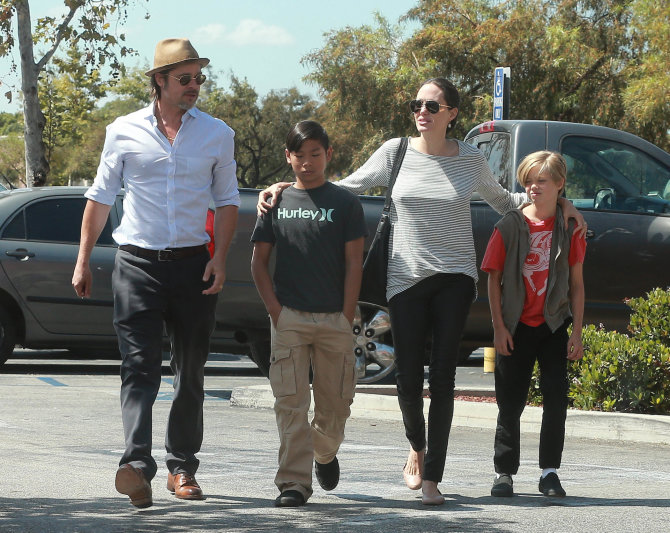 Vida Press nuotr./Bradas Pittas ir Angelina Jolie su sūnumi Paxu ir dukra Shiloh