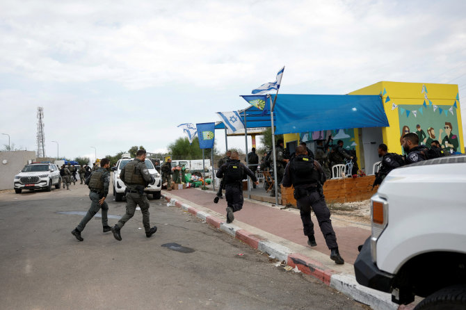 „Reuters“/„Scanpix“ nuotr./Izraelio kariai skuba į slėptuvę pasigirdus oro pavojaus signalui