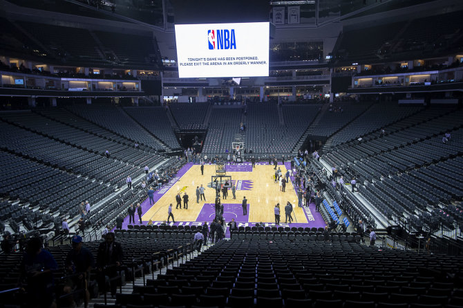 AFP/„Scanpix“ nuotr./Koronavirusas uždaro NBA arenas