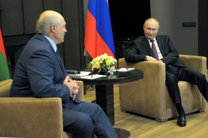 „Scanpix“/ITAR-TASS nuotr./Vladimiro Putino ir Aliaksandro Lukašenkos susitikimas Sočyje