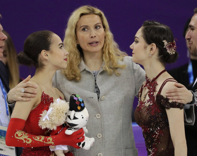 „Scanpix“ nuotr./Alina Zagitova, Eteri Tutberidzė ir Jevgenija Medvedeva.