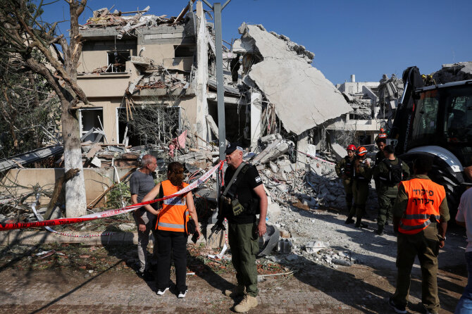 „Reuters“/„Scanpix“ nuotr./Irano smūgių padariniai Izraelyje. Rišon LeZionas, Izraelis