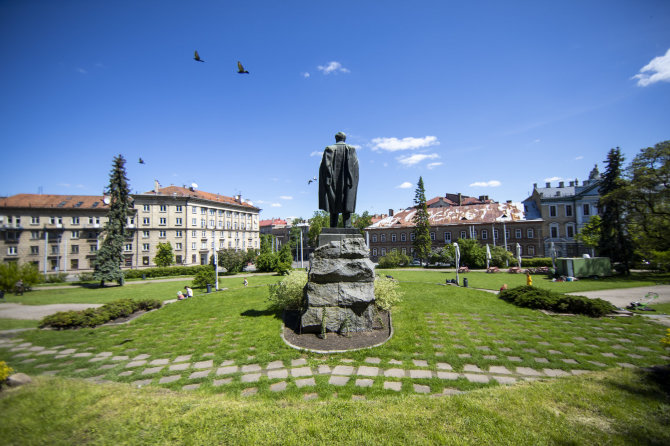 Luko Balandžio / 15min nuotr./Petro Cvirkos paminklas ir aikštė šalia jo