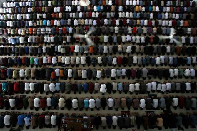 „Scanpix“/„Xinhua“/„Sipa USA“ nuotr./Dieną per Ramadaną pasninkaujama ir meldžiamasi