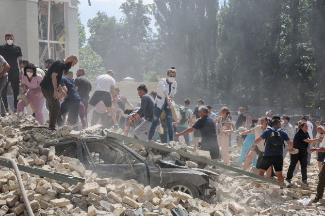 „Reuters“/„Scanpix“/Rusijos pajėgos smogė vaikų ligoninei Kyjive