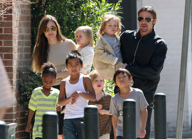 Vida Press nuotr./Angelina Jolie ir Bradas Pittas su visais vaikais (2011 m.)
