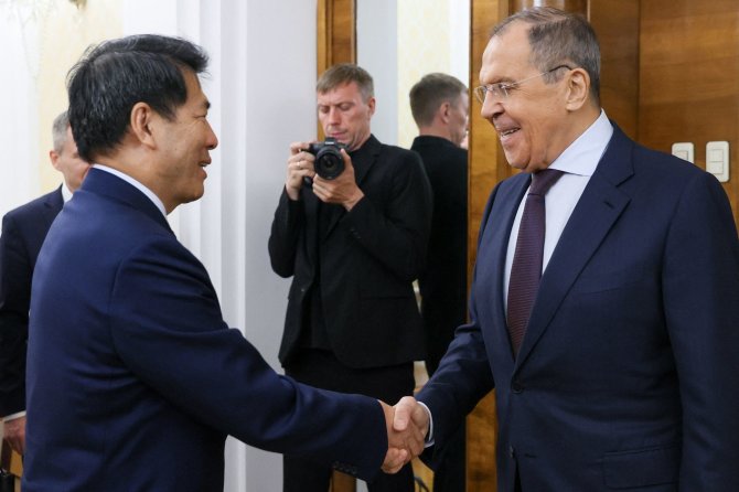 „AFP“/„Scanpix“/Kinijos vyriausybės specialusis pasiuntinys Li Hui ir Rusijos užsienio reikalų ministras Sergejus Lavrovas