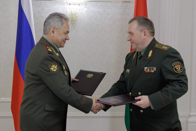 „AFP“/„Scanpix“/Rusijos gynybos ministras Sergejus Šoigu ir Baltarusijos gynybos ministras Viktoras Khreninas 
