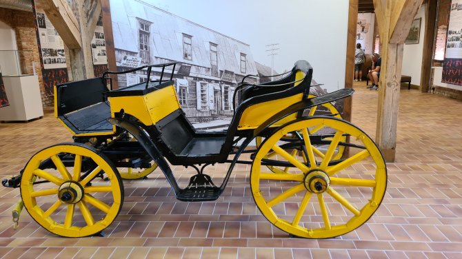 Jūratės Mičiulienės nuotr./Pirmiausia muziejus atspindi vežiminės paskirtį – eksponuoja vežimus, roges