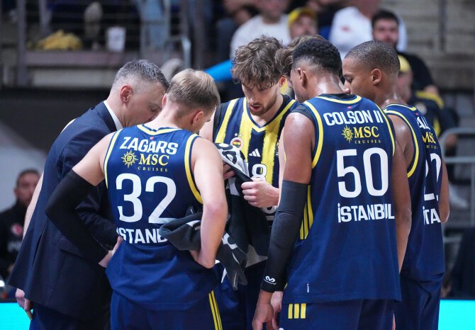 Scanpix/IMAGO/Seskim Photo TR nuotr./Šarūnas Jasikevičius ir „Fenerbahče“ krepšininkai