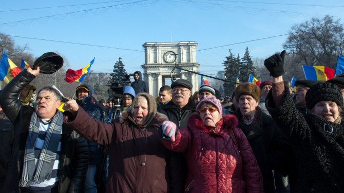 AFP/„Scanpix“ nuotr./Protestai prie parlamento Modovoje