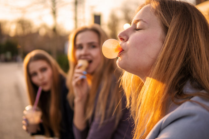 123RF.com nuotr. / Moteris, kramtanti gumą