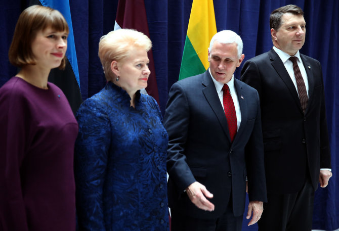 „Reuters“/„Scanpix“ nuotr./ Kersti Kaljulaid, Dalia Grybauskaitė, Mike'as Pence'as ir Raimonds Vējonis