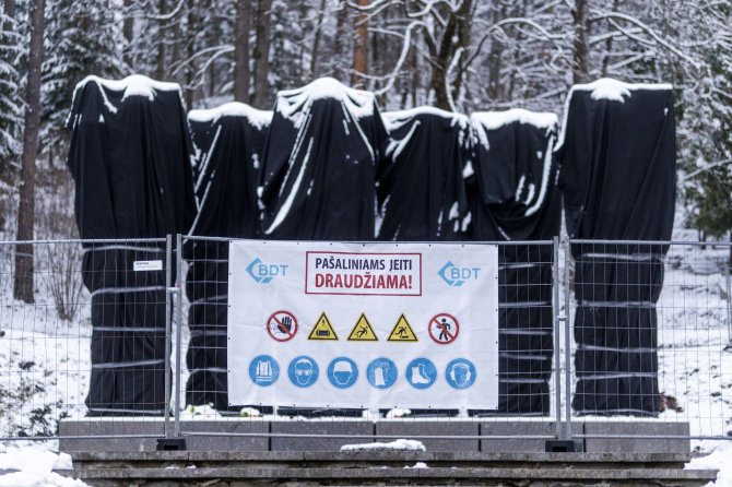 Irmanto Gelūno / BNS nuotr./Vilniaus Antakalnio kapinėse prasidėjo stelų nukėlimo darbai