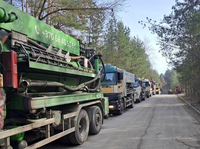 15min skaitytojo nuotr./Eilė prie nuotekų valyklos ties Gariūnais