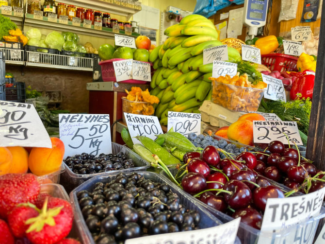 Mildos Govedaitės nuotr./Vaisių ir daržovių kioskas Palangoje