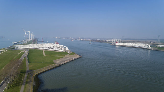 123RF.com nuotr./Vienas didžiausių inžinerinių pastatų pasaulyje – superkompiuteriu valdomi Maeslantkering „uosto vartai“, atitveriantys Roterdamą nuo jūros, jei kyla potvynio grėsmė