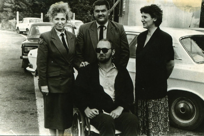 Muitinės muziejaus nuotr./Tomas Šernas su žmona Rasa (dešinėje) Medininkų poste, 1993 m. Viduryje stovi buvęs pamainos viršininkas Rimas Kazokevičius, o greta jo, kairėje – Irena Maurušaitienė, Medininkų aukų bendražygė, kurią bendradarbiai, lyg nujausdami tragediją, tą lemtingą 1991 m liepos 31-osios naktį išleido pailsėti