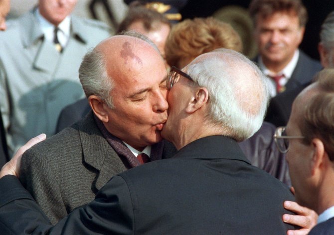 Vida Press nuotr./Gorbačiovo ir Honeckerio bučinys
