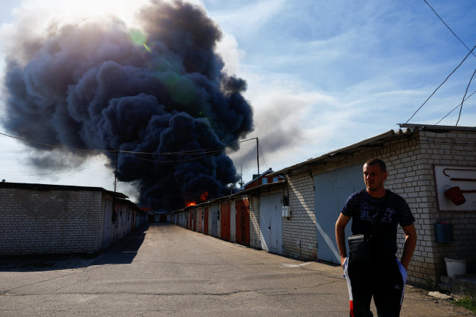 „Reuters“/„Scanpix“/Rusijos pajėgos smogė statybinių medžiagų parduotuvei Charkive