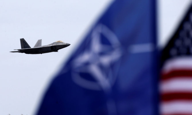 „Reuters“/„Scanpix“ nuotr./NATO vėliava